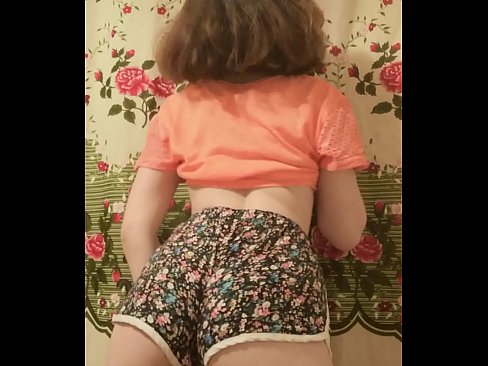 ❤️ 性感的年轻宝贝在镜头前脱下她的短裤 ☑ Hard porn️❤