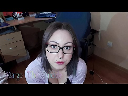 ❤️ 性感的眼镜女孩在镜头前深深地吸吮假阳具 ☑ Hard porn️❤