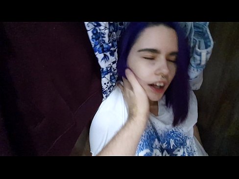 ❤️ 在衣柜里发现我的妹妹并帮助她射精 ☑ Hard porn️❤